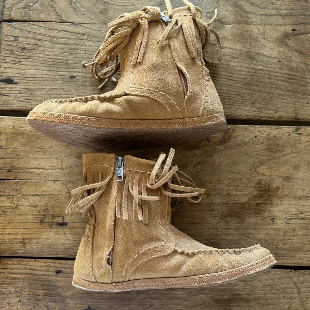 Ugg kids unisex size 3 Fringe Suede Ankle Moccasin Boots - Tan with zipper boho